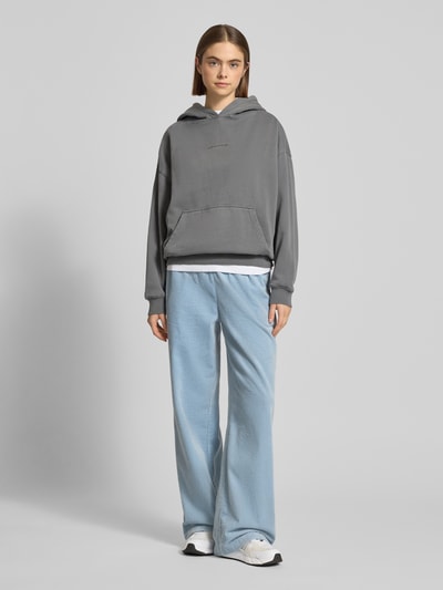 Frauenmodel trägt Relaxed Fit Cordhose aus reiner Baumwolle von Marc O'Polo Denim, Optik: Unifarben, Struktur, Label-Stitching-Applikation, Cord, Seitentaschen, elastischer Bund, Ganzkörperansicht von vorne.