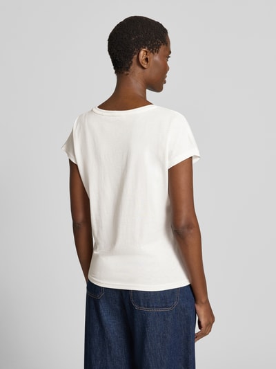 Frauenmodel trägt Damen T-Shirt mit Rundhalsausschnitt und Statement-Motiv-Print von Christian Berg Woman aus Baumwoll-Viskose-Mix, Regular-Fit, weiße Farbe, glatte Textur, Rückenlänge bei Größe S: 57 cm, Ganzkörperansicht Rückansicht.