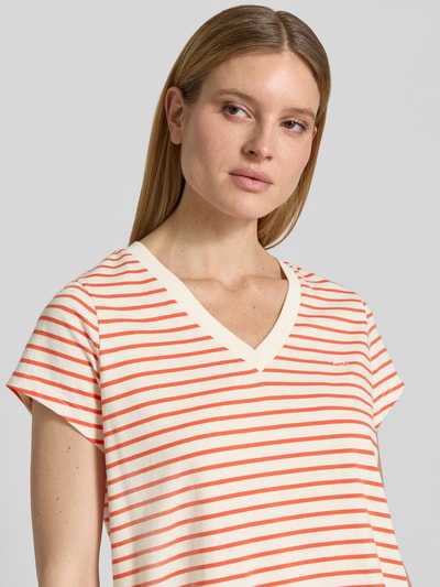 Frauenmodel trägt Damen T-Shirt mit roten Streifen, V-Ausschnitt, Baumwoll-Elasthan-Mix, Modell 'Kala' von MOS MOSH, Nahaufnahme Oberkörper. Rückenlänge bei Größe S: 63 cm, gerader Schnitt.