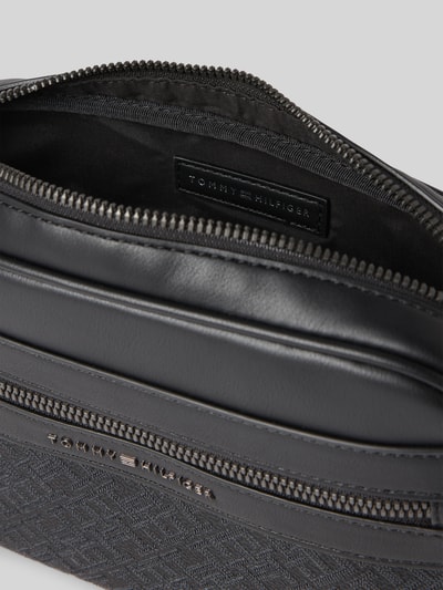 Tommy Hilfiger Umhängetasche mit Logo-Struktur Black 5