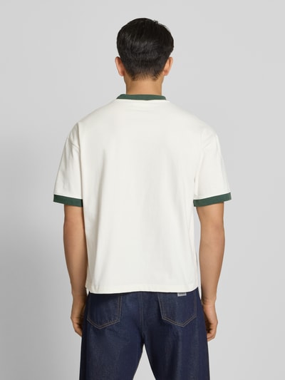 Männermodel trägt Herren T-Shirt mit Label-Stitching Modell 'Rush' von PROHIBITED aus Reine Baumwolle, Regular-Fit, Rückenlänge 65 cm, Ganzkörperansicht Rückansicht.