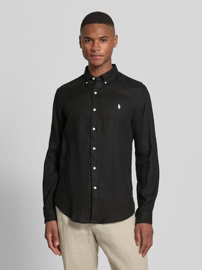 Mannelijk model draagt Slim Fit Vrijetijdsoverhemd uit puur linnen van Polo Ralph Lauren, effen zwart, logodetail, langemouw, knoopsluiting, button-downkraag, gevlamd garen, voorkant, geheel lichaam