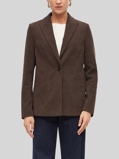 Frauenmodel trägt Regular Fit Longblazer mit Cordstruktur von S. OLIVER BLACK LABEL in Braun, unifarben, Reverskragen, 1-Knopf-Verschluss, Paspeltaschen, langarm, Ganzkörperansicht von vorne.