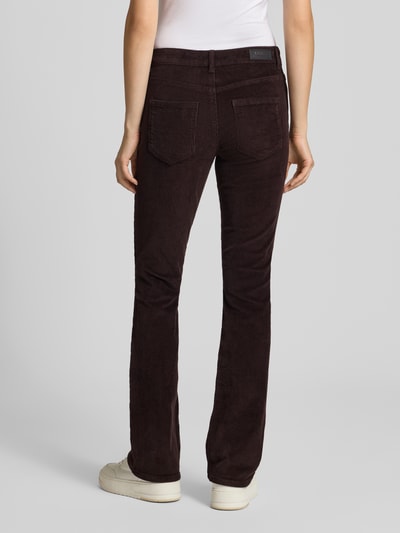 Vrouwenmodel draagt donkerbruine Fit and Flare corduroy broek uit katoenmix model 'mary' van ONLY, Dames corduroy broek, volledige lichaamsachteraanzicht.