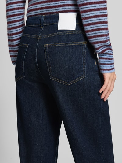 Vrouwenmodel draagt donkerblauwe jeans uit mix van modal en katoen model 'Mari Cosmo' van OPUS PANTS, detailopname rugzijde.