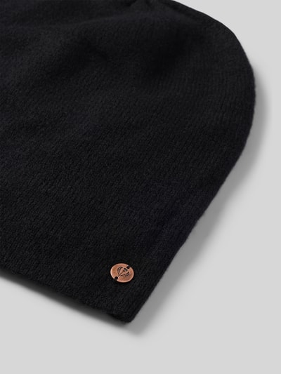 Produktfoto, schwarze Beanie aus reinem Kaschmir von FRAAS mit Label-Applikation und Ziernaht, weiche Textur auf grauem Hintergrund.