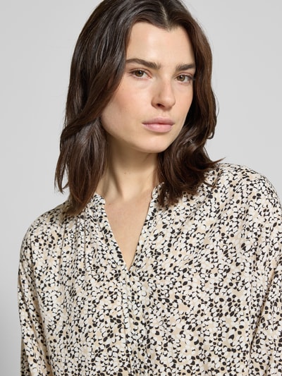 Frauenmodel trägt Regular Fit Langarmbluse aus reiner Viskose von s.Oliver RED LABEL mit Allover-Muster, Nahaufnahme Oberkörper.