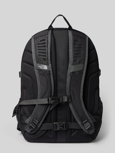 Produktfoto, Rucksack mit Logo-Stitching Modell 'BOREALIS' von The North Face in Schwarz, sichtbare breite und gepolsterte Träger, robuste Textur, Rückansicht, geteiltes Hauptfach mit Reißverschluss, Maße 40x46x15 cm, Schulterriemen 63 cm, Herren Rucksack