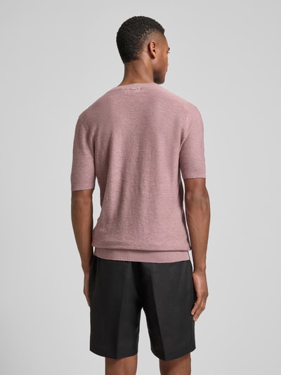 Męski model nosi Slim Fit T-Shirt aus Leinen-Mix in Strick-Optik od Antony Morato, różowy, imitacja dzianiny, okrągły dekolt, mieszanka lnu i wiskozy, krótki rękaw, elastyczne wykończenia, długość tyłu w rozmiarze M: 72 cm, całkowity widok z tyłu.