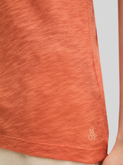 Frauenmodel trägt Regular Fit T-Shirt aus reiner Baumwolle von Marc O'Polo in Unifarbe, kurzarm, U-Boot-Ausschnitt, Nahaufnahme Oberkörper.