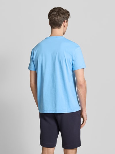Männermodel trägt Relaxed Fit T-Shirt aus reiner Baumwolle von Polo Ralph Lauren in Hellblau, unifarben, Rundhals, kurzarm, Ganzkörperansicht Rückansicht.
