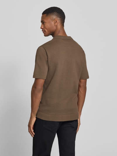 Mannenmodel draagt gebreid shirt met v-hals model 'MILANO' van Jack & Jones Premium, katoenmix, recht model, platte kraag, labeldetail, ruglengte bij maat M 69 cm, geheel in bruin, textuur fijn gebreid, rugaanzicht volledige lichaamsopname.