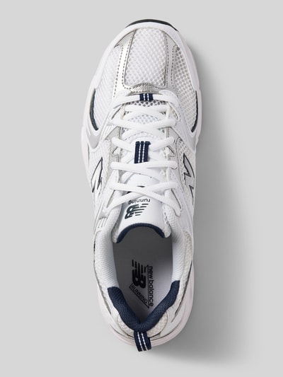 Produktfoto, Sneaker mit Label-Detail Modell 'MR530SG' von New Balance in Weiß mit abgerundeter Form, Schnürung, strukturierte Sohle, Absatzhöhe 5 cm, Schafthöhe 6 cm, Schaftweite 7 cm