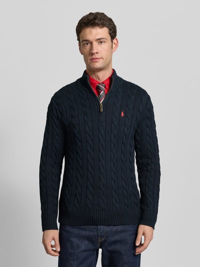 Männermodel trägt Troyer mit Label-Stitching von Polo Ralph Lauren in Dunkelblau, Reine Baumwolle, Regular-Fit, gerippte Abschlüsse, Troyer-Kragen, kurzer Reißverschluss, Ganzkörperansicht von vorne.