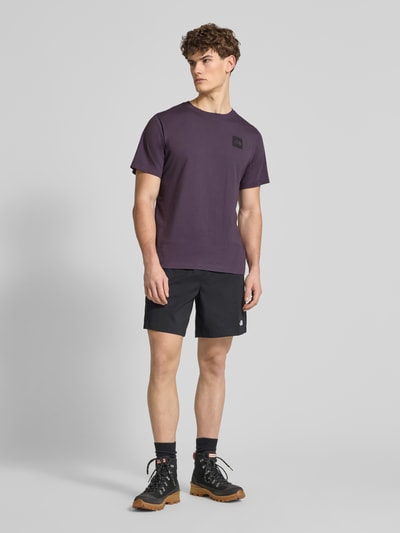 Männermodel trägt T-Shirt aus Baumwoll-Mix Modell 'EVOLUTION' von The North Face, Regular Fit, Rundhalsausschnitt, Ganzkörperansicht von vorne.