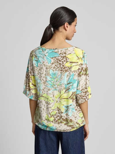 Frauenmodel trägt Relaxed Fit Blusenshirt aus Viskose mit Schlüsselloch-Ausschnitt von Betty Barclay, Allover-Look in Beige, Blau, Gelb, Rückenlänge 62 cm, Ärmellänge 31 cm, Ganzkörperansicht Rückansicht.
