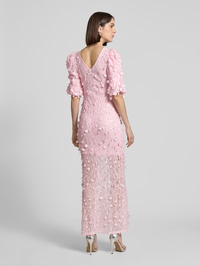 Männermodel trägt Abendkleid mit Applikationen Modell 'BEATE' von YAS, kolor różowy, krój slim fit, maxi, V-dekolt, bufiaste rękawy, aplikacje, tylny V-dekolt, długość tyłu w rozmiarze S 145 cm, szerokość w rozmiarze S 36 cm, długość rękawa w rozmiarze S 38 cm, widok całej sylwetki z tyłu