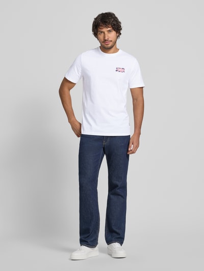 Männermodel trägt Regular Fit T-Shirt aus reiner Baumwolle Modell 'SMALL FLAG' von Pepe Jeans in Optik: Unifarben mit Motiv-Print, Jersey, Rundhals, Kurzarm, Ganzkörperansicht von vorne.