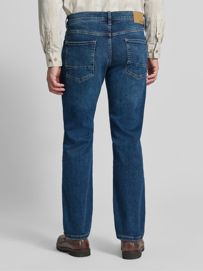 Männermodel trägt Regular Fit Jeans mit Eingrifftaschen von MCNEAL, mieszanka bawełny i elastanu, efekt znoszenia, Ganzkörperansicht Rückansicht.