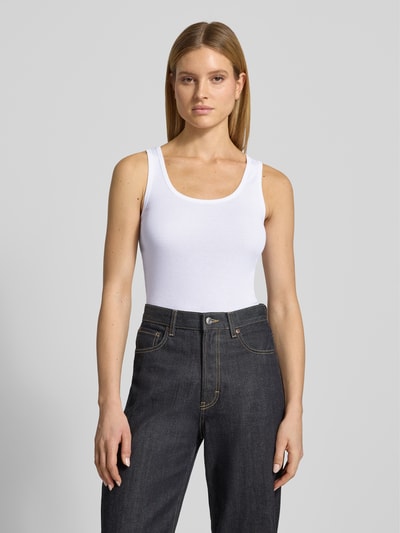 Vrouwenmodel draagt tanktop met ronde hals van Lanius, puur katoen, slim fit, ruglengte maat 36: 55 cm, volledig vooraanzicht.