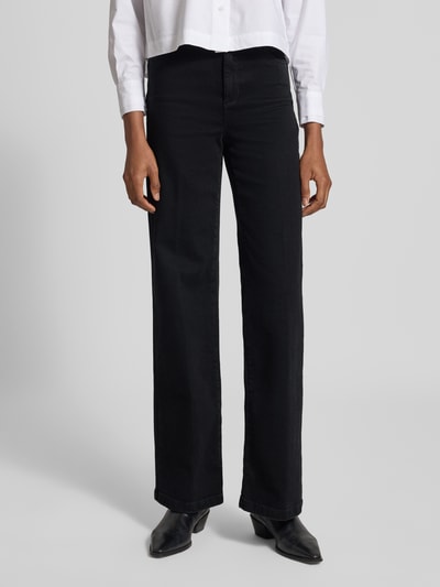 Modelka nosi Flared Fit Jeans aus Baumwoll-Mix od Liu Jo White, czarne, 5 kieszeni, detal z logo, zapięcie na guzik i zamek błyskawiczny, mieszanka bawełny, szerokość w rozmiarze 27: 36 cm, długość wewnętrzna nogawki: 83 cm, widok całej sylwetki z przodu.