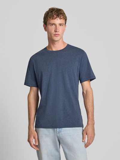 Männermodel trägt Regular Fit T-Shirt aus Baumwoll-Mix Modell 'Organic' von JACK & JONES in Dunkelblau, Rundhalsausschnitt, Ganzkörperansicht von vorne.