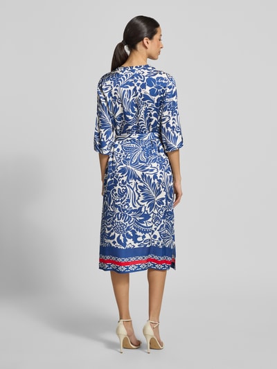 Frauenmodel trägt Tunikakleid aus Viskose mit Bindegürtel von WHITE LABEL im Allover-Look in Blau und Weiß, taillierter Schnitt, Midikleid, Rückenlänge 113 cm, Brustweite 54 cm, Ärmellänge 36 cm, Ganzkörperansicht Rückansicht.