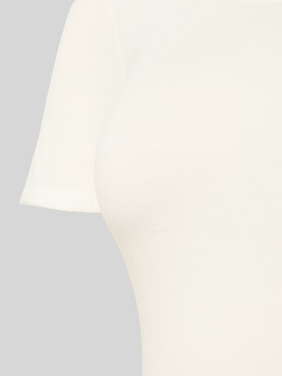 Kobiece model nosi damski t-shirt ze Schiesser, Slim Fit, elastyczna mieszanka wiskozy, okrągły dekolt, półprzezroczysty materiał, detal zbliżenie.