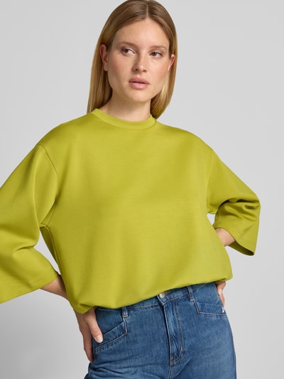 Vrouwenmodel draagt JOOP! sweatshirt met tunnelkoord Model 'Tahani' in regular fit, Materiaalmix met modal, ronde hals, 3/4-mouw, Nahaufnahme Oberkörper.