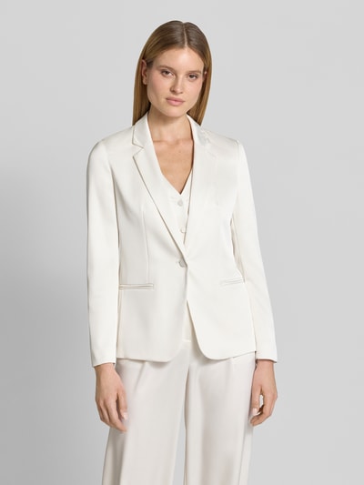 Frauenmodel trägt Slim Fit Blazer mit Paspeltaschen von Jake*s Cocktail in Creme mit Reverskragen und Knopfverschluss, Satin, Ganzkörperansicht von vorne.