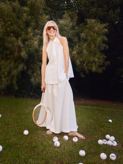 Vrouwenmodel draagt Regular Fit Culotte uit puur katoen model 'TALINI' van BOSS, look: effen, high waist, labelapplicatie, steekzakken, elastische boord, buitenopname, totaalzicht van voren.