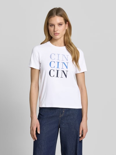 Frauenmodel trägt T-Shirt mit Ziersteinbesatz und Rundhalsausschnitt von Comma, Baumwoll-Mix mit Modal-Anteil, Print, Regular-Fit, Vorderansicht Oberkörper.