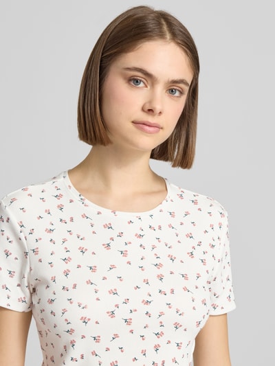 Frauenmodel trägt Regular Fit T-Shirt aus Baumwoll-Mix Modell 'FENJA' von Only, Optik: Allover-Muster, Rundhals, Kurzarm, Feinripp, Motiv-Print, Nahaufnahme Oberkörper.
