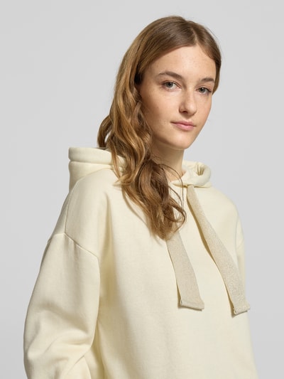 Frauenmodel trägt Regular Fit Hoodie aus Baumwoll-Mix Modell 'CHILLI' von Pieces in Creme mit Kapuze, unifarben, Nahaufnahme Oberkörper.