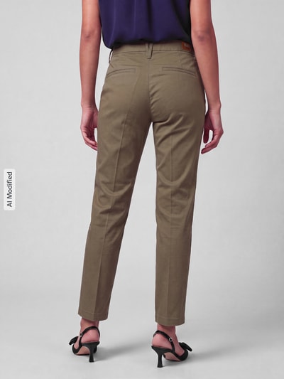 Frauenmodel trägt Straight Fit Chino aus Baumwoll-Mix von MAC, olivgrün, glatte Textur, Damen Chino von MAC, Ganzkörperansicht Rückansicht, KI-modifiziertes Bild.