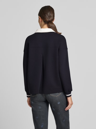 Vrouwenmodel draagt Relaxed Fit Sweatshirt aus Baumwoll-Mix van Marc Cain in donkerblauw met polokraag, labeldetail en motiefprint, katoenmix met stretch, knoopsluiting, ganzkörperansicht rückansicht.