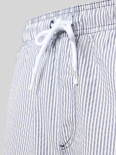 Produktfoto, Badehose aus Seersucker mit elastischem Bund Modell 'MAUI OCEAN' von Jack & Jones, Regular-Fit, Kordelzug, weiß-blau gestreift, texturierte Oberfläche