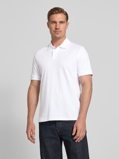 Męski model nosi Regular Fit Poloshirt aus reiner Baumwolle Modell 'INTERLOCK' von BOSS Orange, efekt: jednolity kolor, krój regular fit, aplikacja: wyhaftowane logo, kołnierzyk polo, zapięcie na 2 guziki, rękaw: krótki rękaw, wykończenie materiału: dżersej, materiał: bawełna; całkowity widok z przodu.