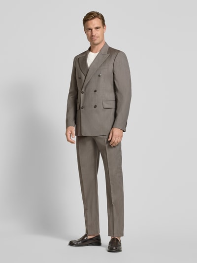 Mannenmodel draagt grijze pantalon uit zuiver wol met persplooien, steekzakken en strookzak aan de achterkant, Model 'TENSE' van Tiger of Sweden, regular fit, Ganzkörperansicht von vorne.