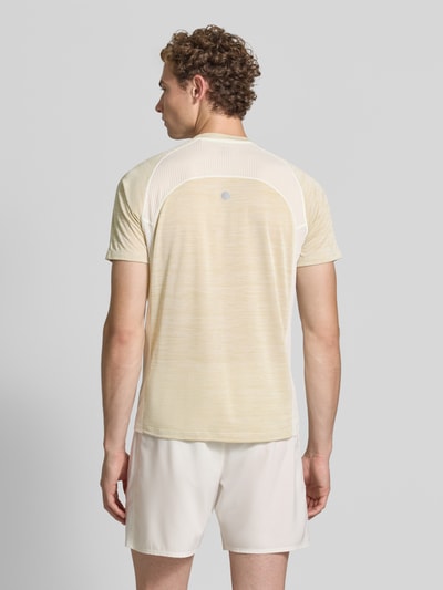 Męskimodel nosi Regular Fit T-Shirt mit Logo-Print Model 'Road' od ASICS TIGER, półprzejrzysty materiał, okrągły dekolt, Długość tyłu w rozmiarze M: 69 cm, Ganzkörperansicht Rückansicht