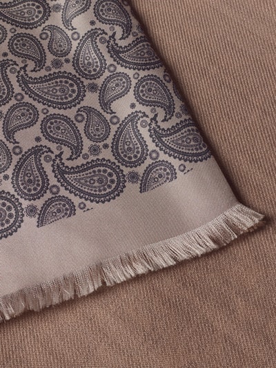 Produktfoto, Schal aus reiner Seide mit Paisley-Muster von Roeckl, rechteckige Passform, Kordelabschlüsse, Breite 23 cm, glatte Textur, braun-beige Töne, dezentes Paisley-Muster, feine Fransen