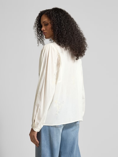 Frauenmodel trägt Regular Fit Bluse mit Stehkragen und Stitchings von JAKE*S STUDIO WOMAN, Baumwoll-Mix, weiß, Rückenansicht Ganzkörperansicht.