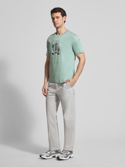 Männermodel trägt Regular Fit T-Shirt aus reiner Baumwolle Modell 'SPIRIT70' von BOSS Green x Porsche, unifarben, Ganzkörperansicht von vorne.