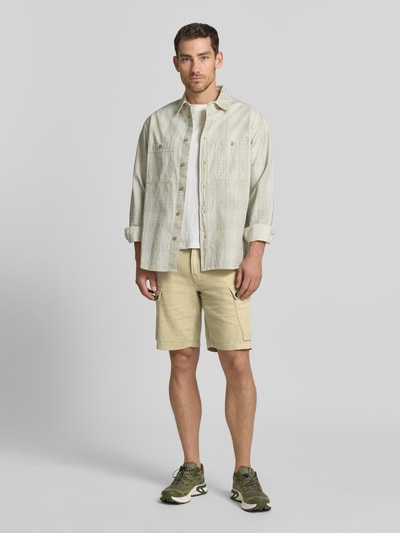 Männermodel trägt Shorts mit Cargotaschen und Tunnelzug von PME Legend aus Reine Baumwolle, Regular-Fit, sandfarben, Ganzkörperansicht von vorne.