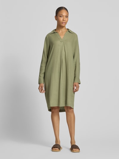 Frauenmodel trägt Figurumschpielendes Freizeitkleid aus Leinen-Viskose-Mix von s.Oliver RED LABEL in Uni-Optik, Midi-Länge, grün, Ganzkörperansicht von vorne.