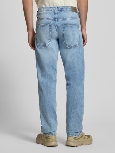 Männermodel trägt Regular Fit Jeans mit Eingrifftaschen Modell 'ROCK' von Blend in hellem Blau, Baumwoll-Elasthan-Mix, Ganzkörperansicht Rückansicht. Bundweite 46 cm und Innenbeinlänge 82 cm bei Größe 32/32.