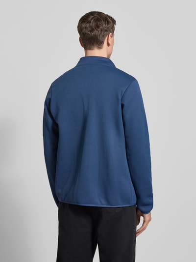 Männermodel trägt Regular Fit Jacke mit Stehkragen Modell 'BREDSTEDT' von Icepeak in Dunkelblau, elastische Abschlüsse, Rückenansicht. Herren Jacke mit Reißverschlusstaschen, Rückenlänge 69 cm, Schulterbreite 43 cm, Brustweite 54 cm, Ärmellänge 67 cm, Regular Fit.