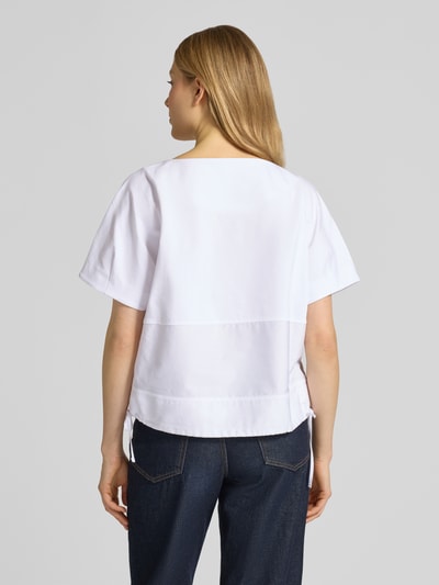 Frauenmodel trägt weißes T-Shirt mit Kordelzug Modell 'Sarzi' von OPUS aus reiner Baumwolle, Loose Fit, Rückansicht, Ganzkörperansicht.
