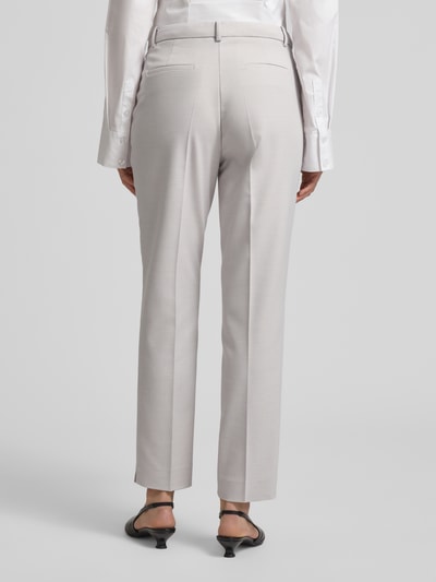 Frauenmodel trägt Hose mit Bügelfalten und Eingrifftaschen von More & More in hellem Beige, Material-Mix, Slim Fit, Ganzkörperansicht Rückansicht.