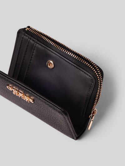 Produktfoto, czarny portfel z aplikacją z metką, tekstura skóry, złoty zamek błyskawiczny, Portemonnaie mit Label-Applikation Modell 'MELODY' von GUESS, Główna przegroda z zamkiem błyskawicznym, aplikacja z metką, model 'MELODY', różne wewnętrzne przegródki